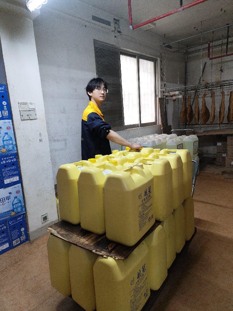 航冠大桶清洁剂：餐饮酒店食堂的清洁救星